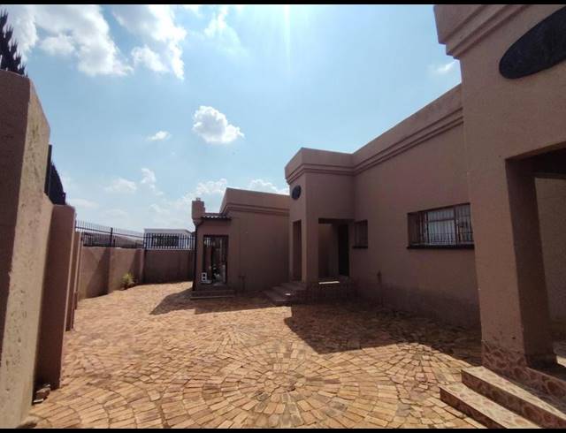 8 BEDROOM HOUSE FOR SALE IN LENASIA SOUTH